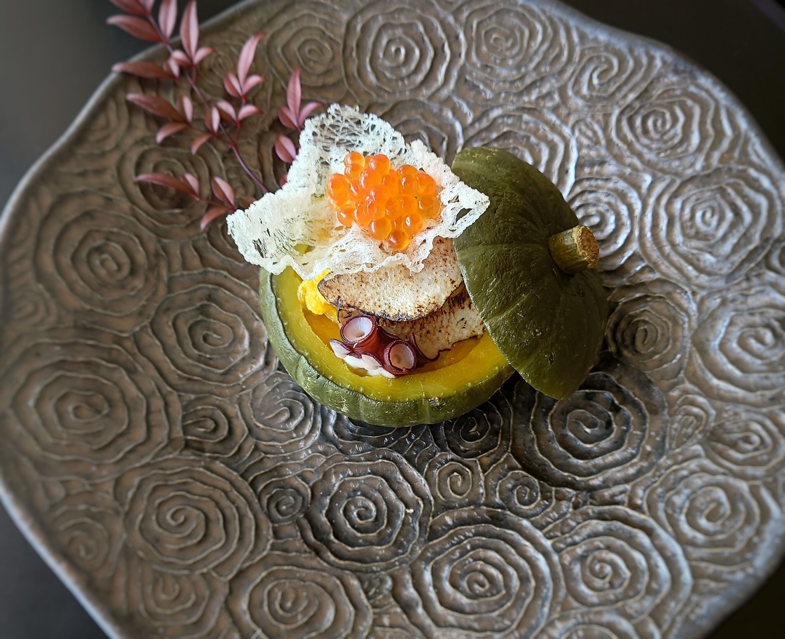 Ein Dessert auf einem dekorativen Teller mit aufwendigen Mustern.