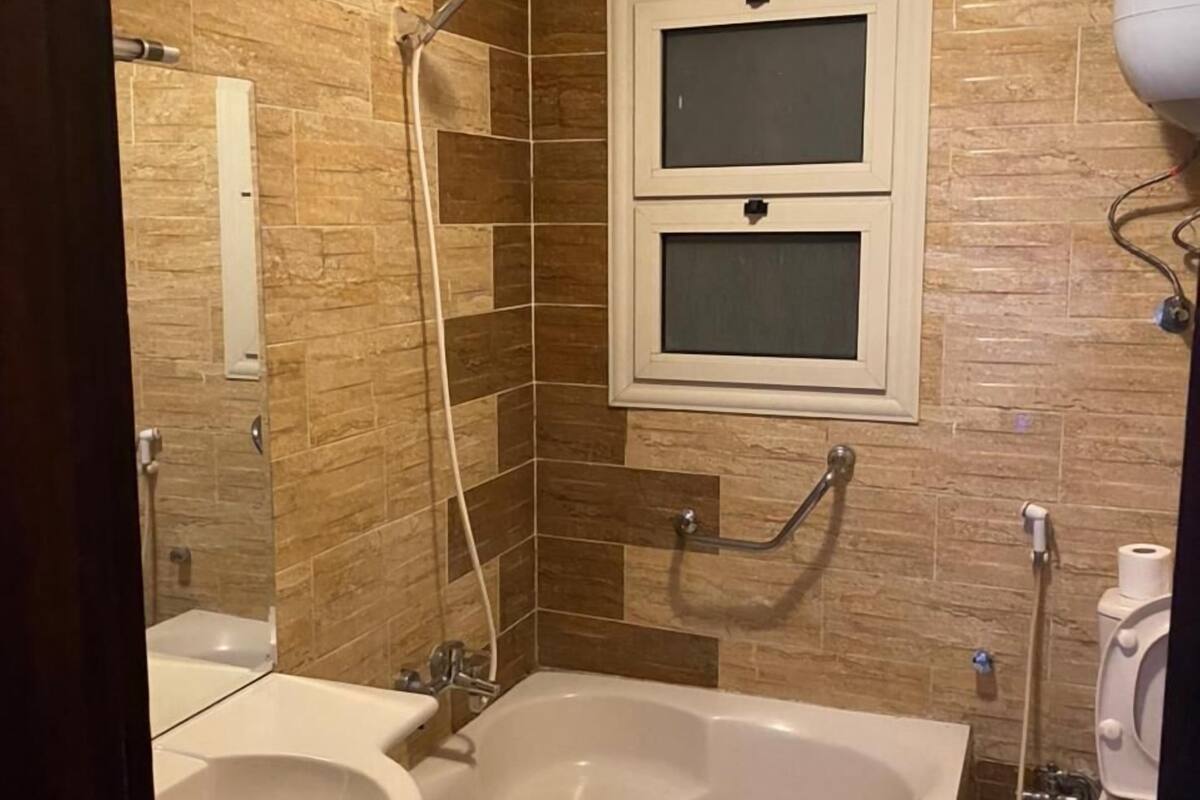 Separate bathtub and shower, free toiletries, towels