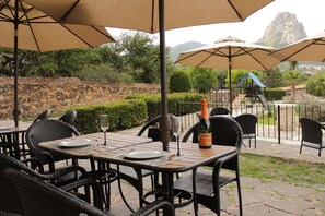Breakfast, lunch, dinner served; Regional cuisine  - Hotel Parador Vernal (Ezequiel Montes)