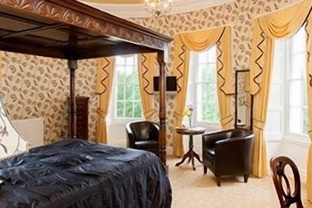 classic double room, mountain view | living area | flat-screen tv, ipod dock