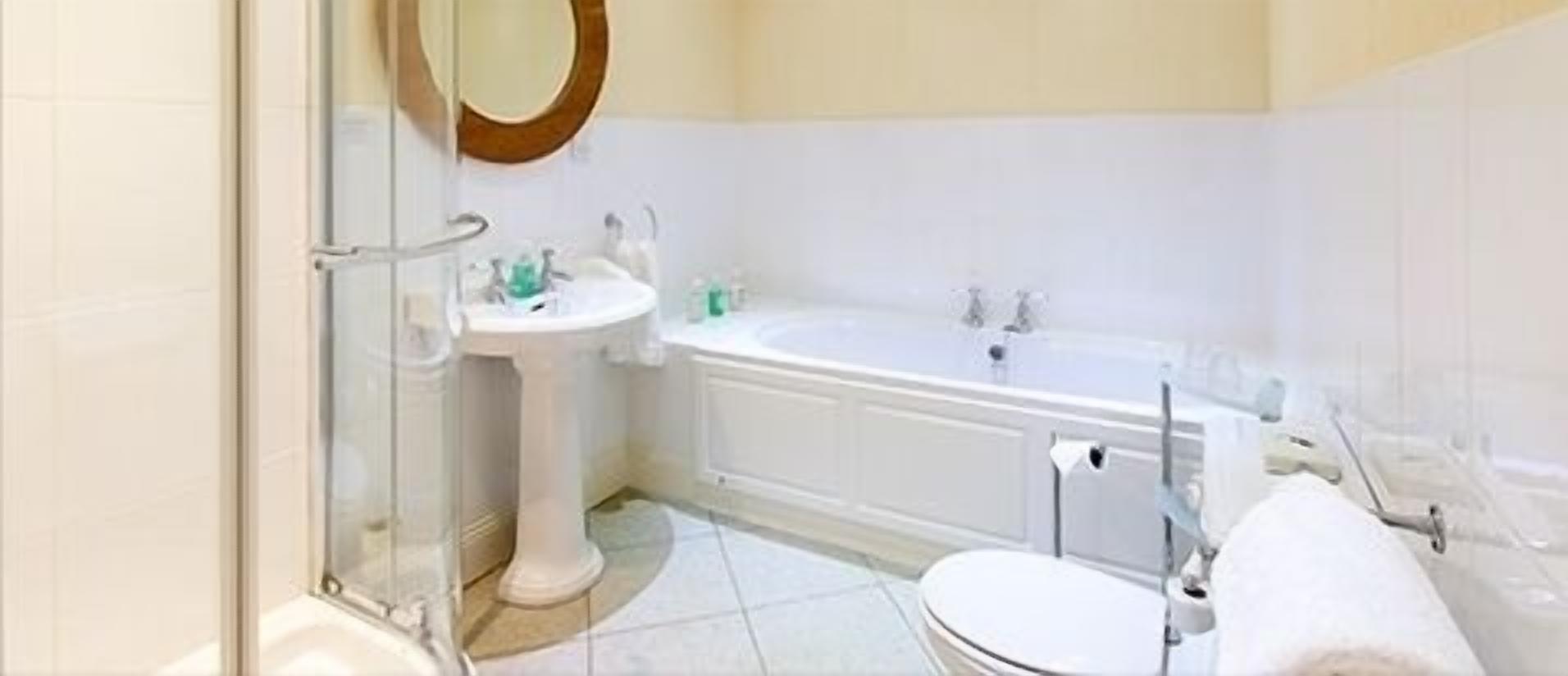 standard double room, garden view | bathroom | designer toiletries, hair dryer, bathrobes, towels