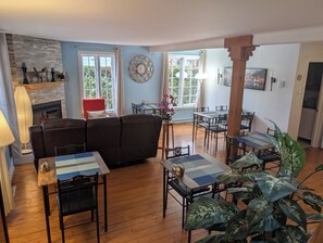 20-inch LED TV with cable channels, TV - Au Saut du Lit (Magog)