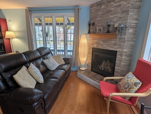 20-inch LED TV with cable channels, TV - Au Saut du Lit (Magog)