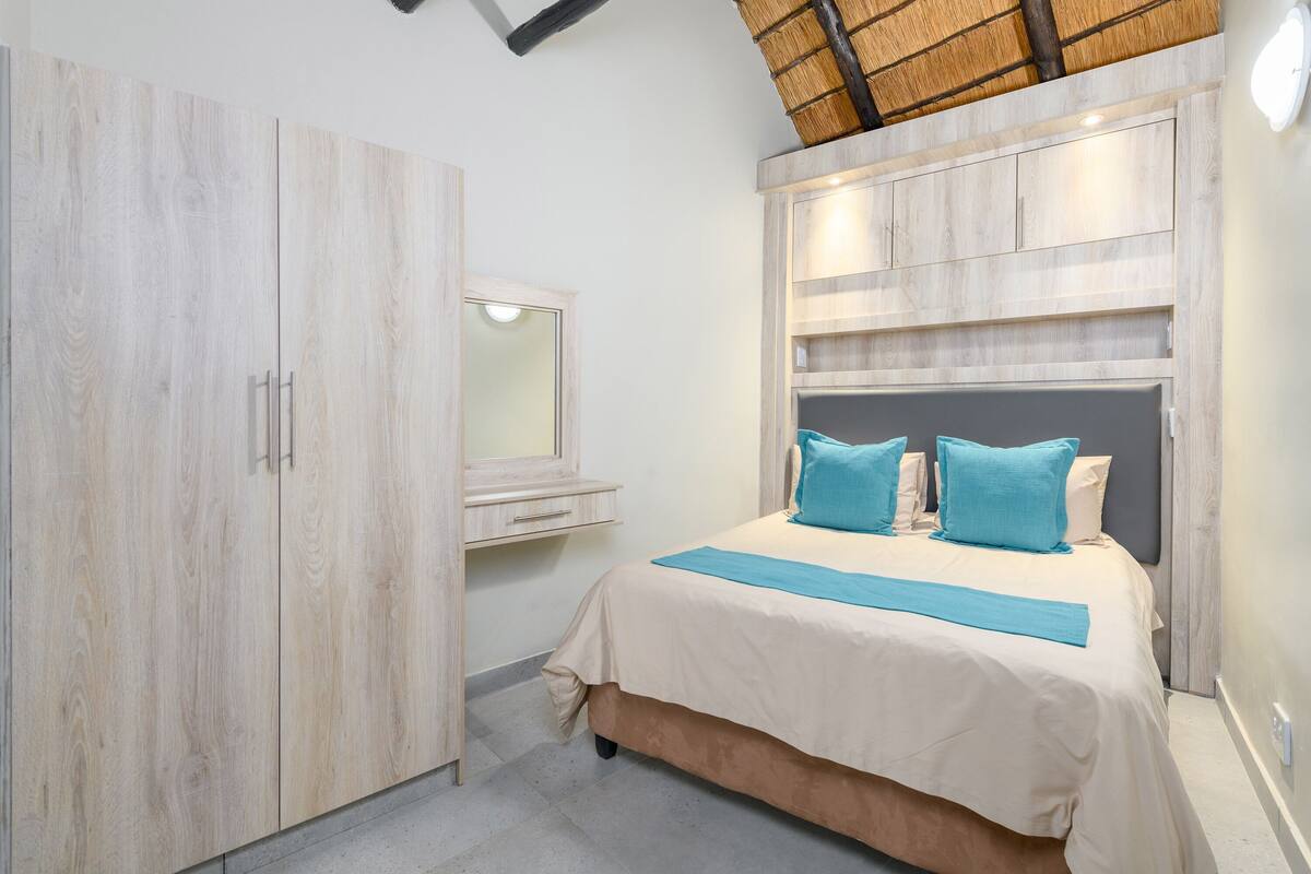 Double Room | 客房內保險箱、床單