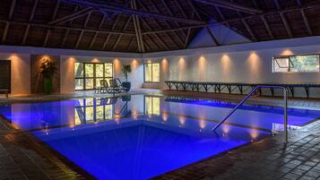 Sisäuima-allas, ulkouima-allas, aurinkotuoleja