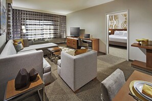 Donzen dekbedden, een bureau, een laptopwerkplek