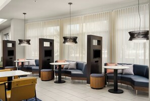 Lobby lounge - Courtyard by Marriott Sunnyvale Silicon Valley (Sunnyvale)