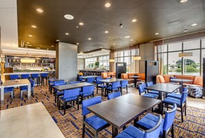 Phục vụ bữa sáng và bữa tối 