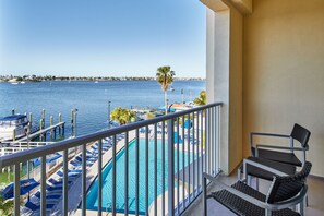 A balcony with a view of a swimming pool and marina. - Courtyard St. Petersburg Clearwater/Madeira Beach (Madeira Beach)