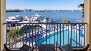 A balcony with a view of a marina and a swimming pool. - Courtyard St. Petersburg Clearwater/Madeira Beach (Madeira Beach)