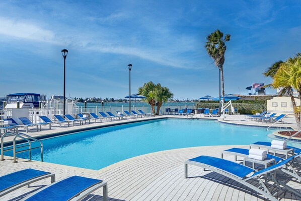 Piscine extérieure, parasols de plage, chaises longues
