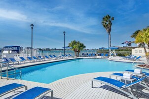 Una piscina al aire libre, sombrillas, tumbonas
