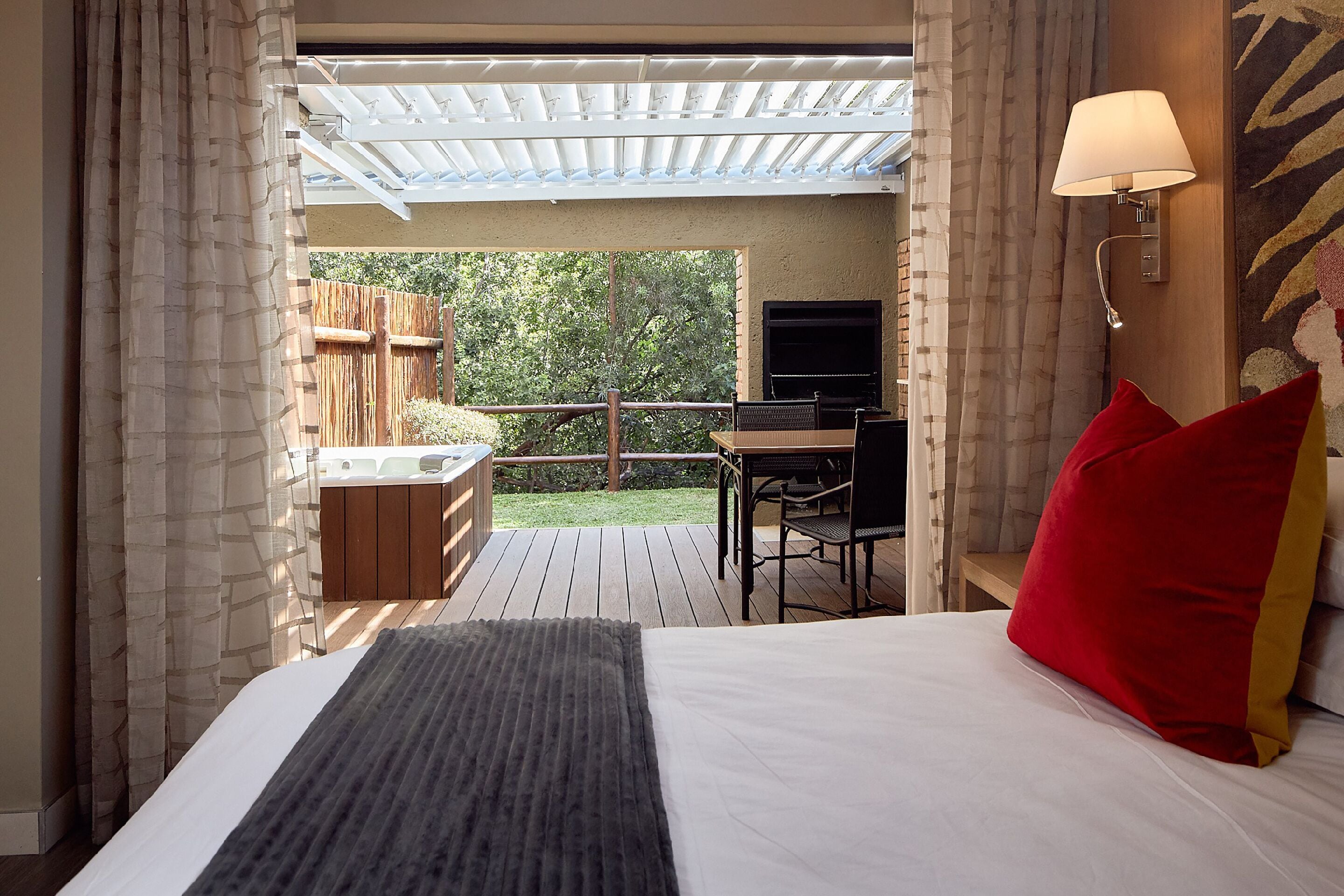 Camera doppia, 1 letto king | 1 camera, una cassaforte in camera, ferro/asse da stiro, Wi-Fi gratuito