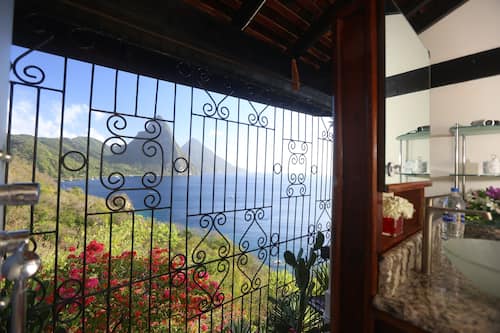 Suite Prestigio, vista al océano (Bouganvilla Suite) | Baño | Regadera, regadera con hidromasaje, amenidades de baño gratuitas