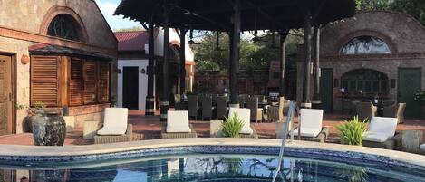 Hồ bơi ngoài trời, ghế dài tắm nắng