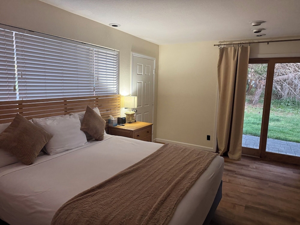 The Shelter Cove Oceanfront Inn by null