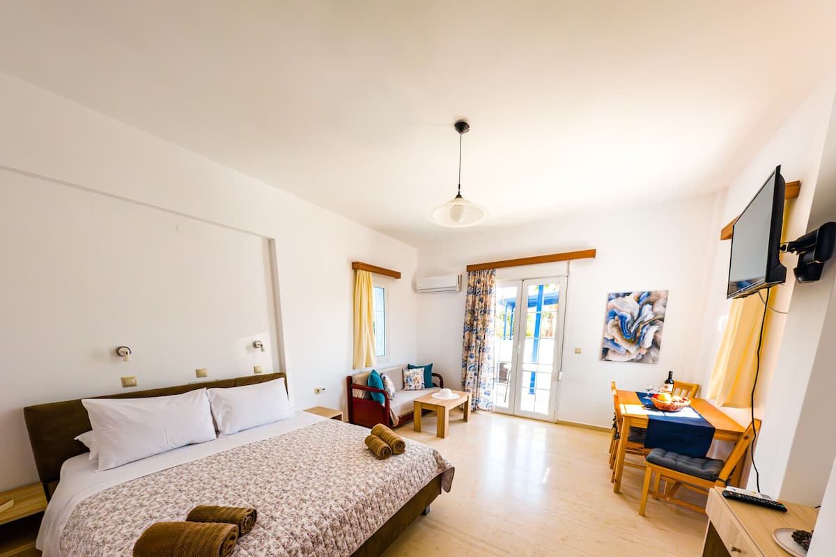 Quarto casal, vista para o jardim | 1 quarto, roupas de cama premium, escrivaninha, quartos à prova de som