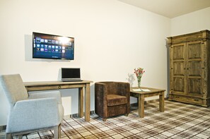 Matelas mémoire de forme, coffres-forts dans les chambres, bureau