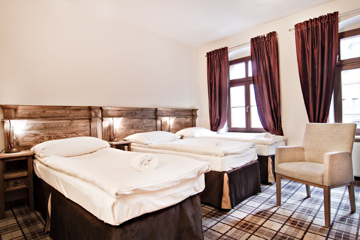 Quarto básico, 1 quarto | Camas com colchões de espuma com sistema de memória, cofres nos quartos