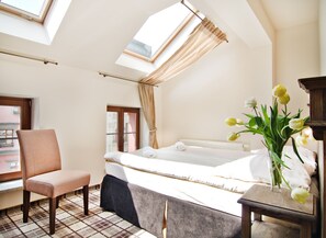 基本雙人或雙床房, 1 間臥室 | 記憶棉床墊、房內夾萬、書桌、手提電腦工作空間