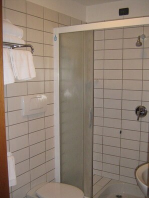 Double or Twin Room | Bathroom | Shower, free toiletries, hair dryer, bidet - Corte Girlanda (Verona)