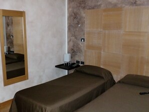 Habitación con 1 cama doble o 2 individuales | Minibar, caja fuerte, escritorio y cunas gratuitas