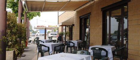 Khu ẩm thực ngoài trời