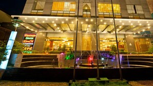 A hotel with a swimming pool, a massage and sauna facility, and a cafe. - Muong Thanh Dien Chau Hotel (Dien Chau)