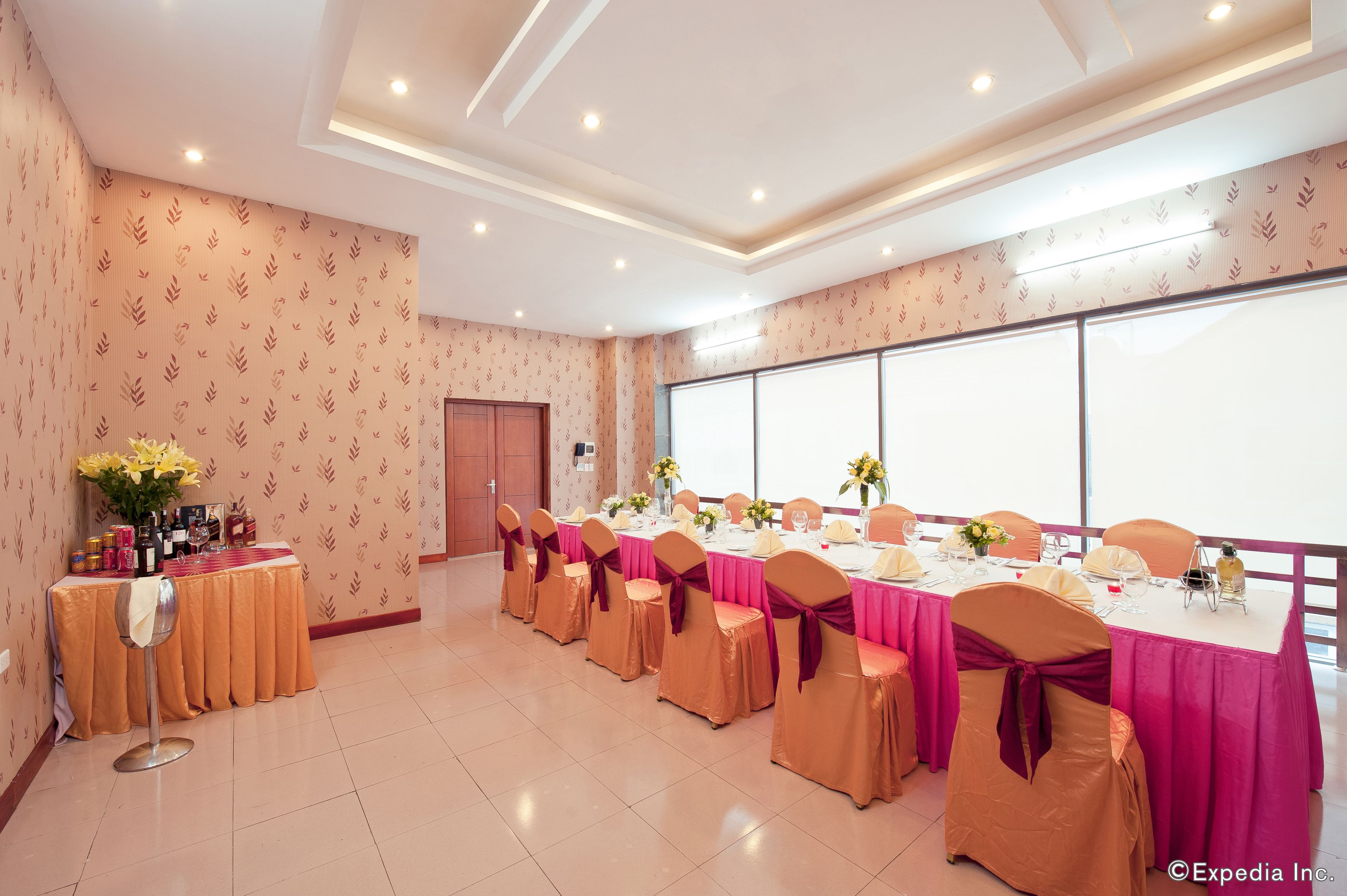 Här finns 2 restauranger som serverar frukost.