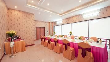 2 restaurantes; se sirven desayunos, almuerzos y cocina vietnamita