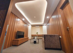 ห้องเอ็กเซกคิวทีฟสวีท | มินิบาร์, ตู้นิรภัยในห้องพัก, โต๊ะทำงาน, พื้นที่ทำงานแบบใช้แล็ปท็อป