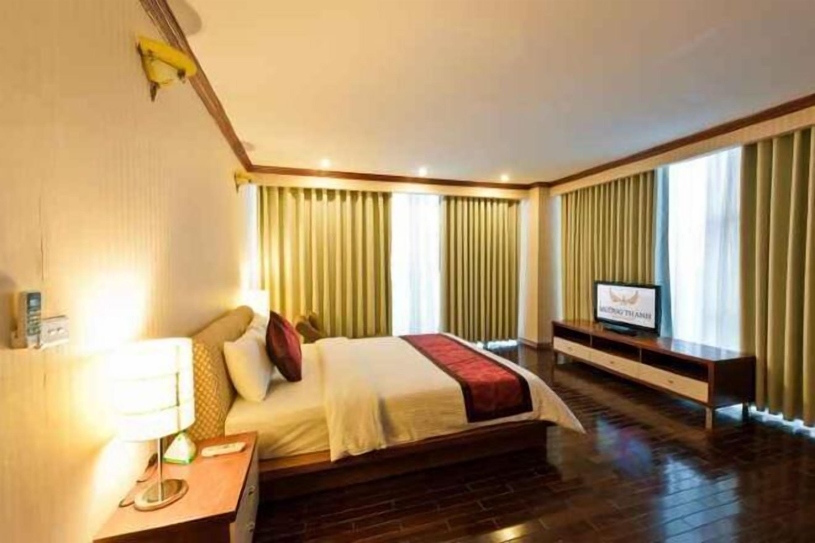 Minibar, caja de seguridad en la habitación y escritorio 