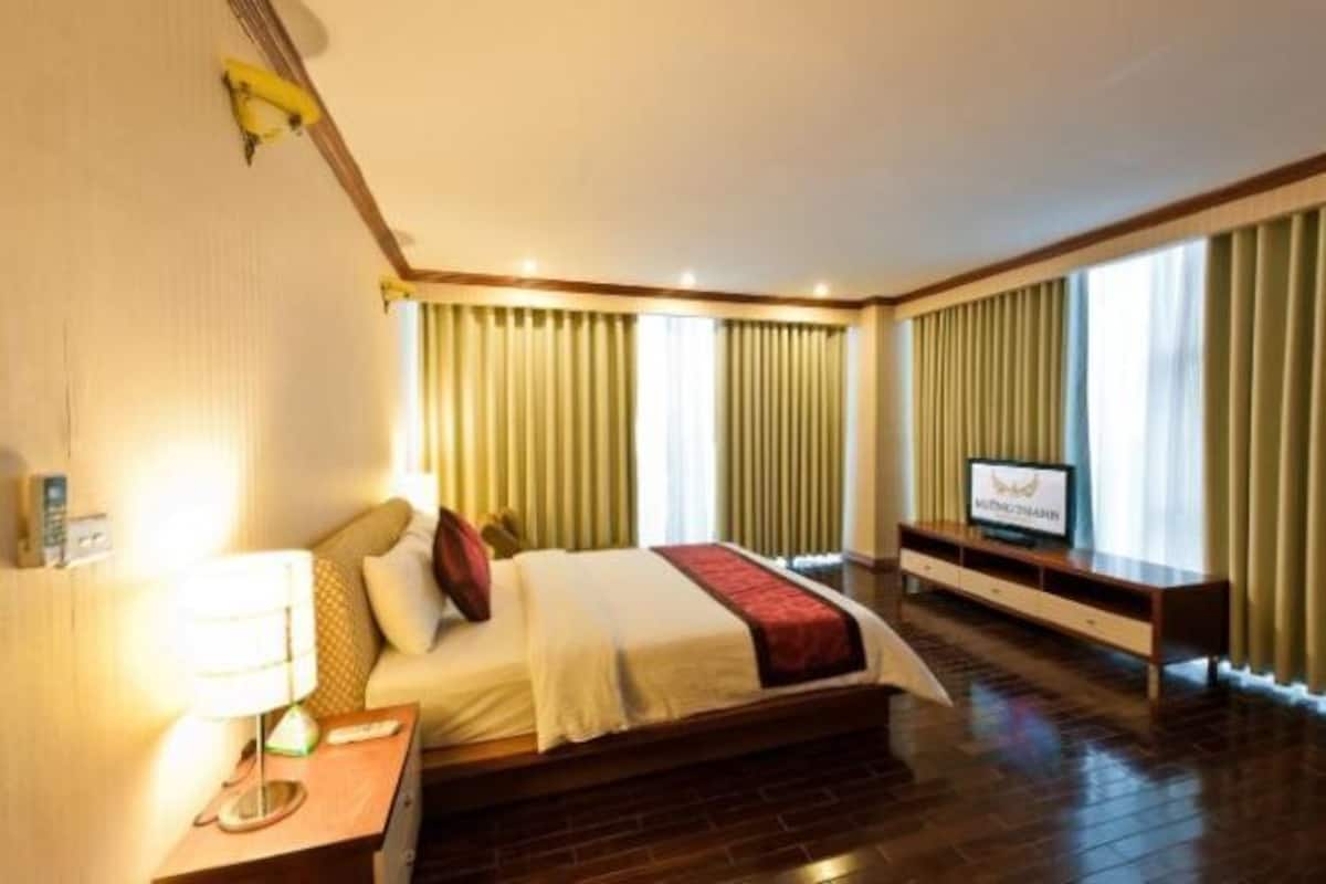 Minibar, safe på rommet, skrivebord og skrivebord for bærbar PC