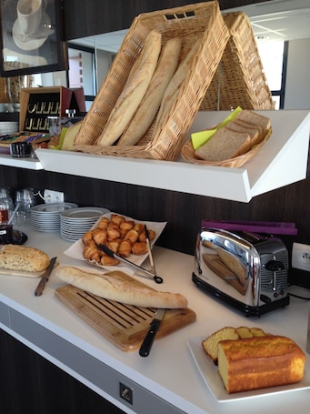 Buffet. The Originals City, Hôtel Novella Confort