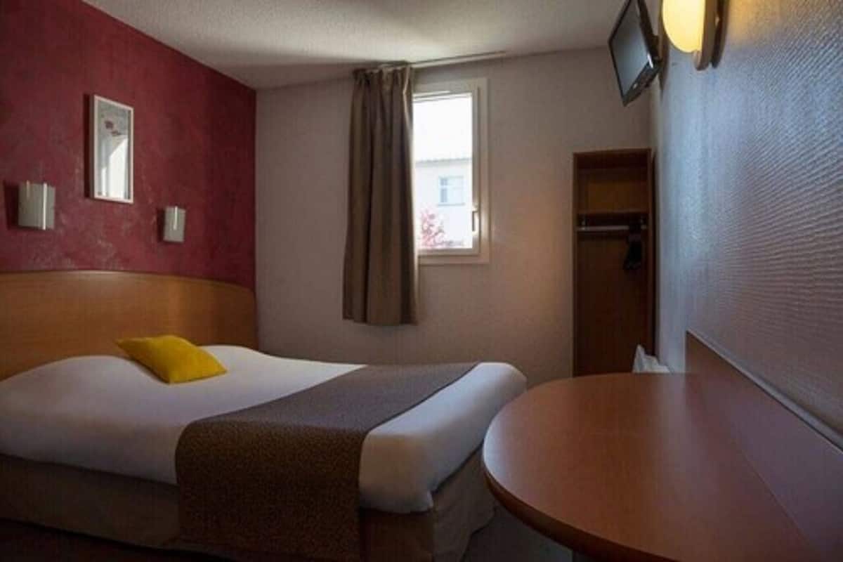 Hochwertige Bettwaren, Schreibtisch, VerdunkelungsvorhÀnge