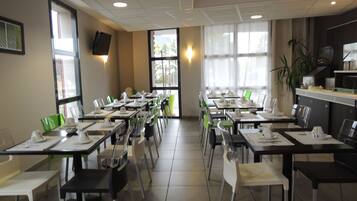 Buffet breakfast on weekdays (EUR 11 per person)