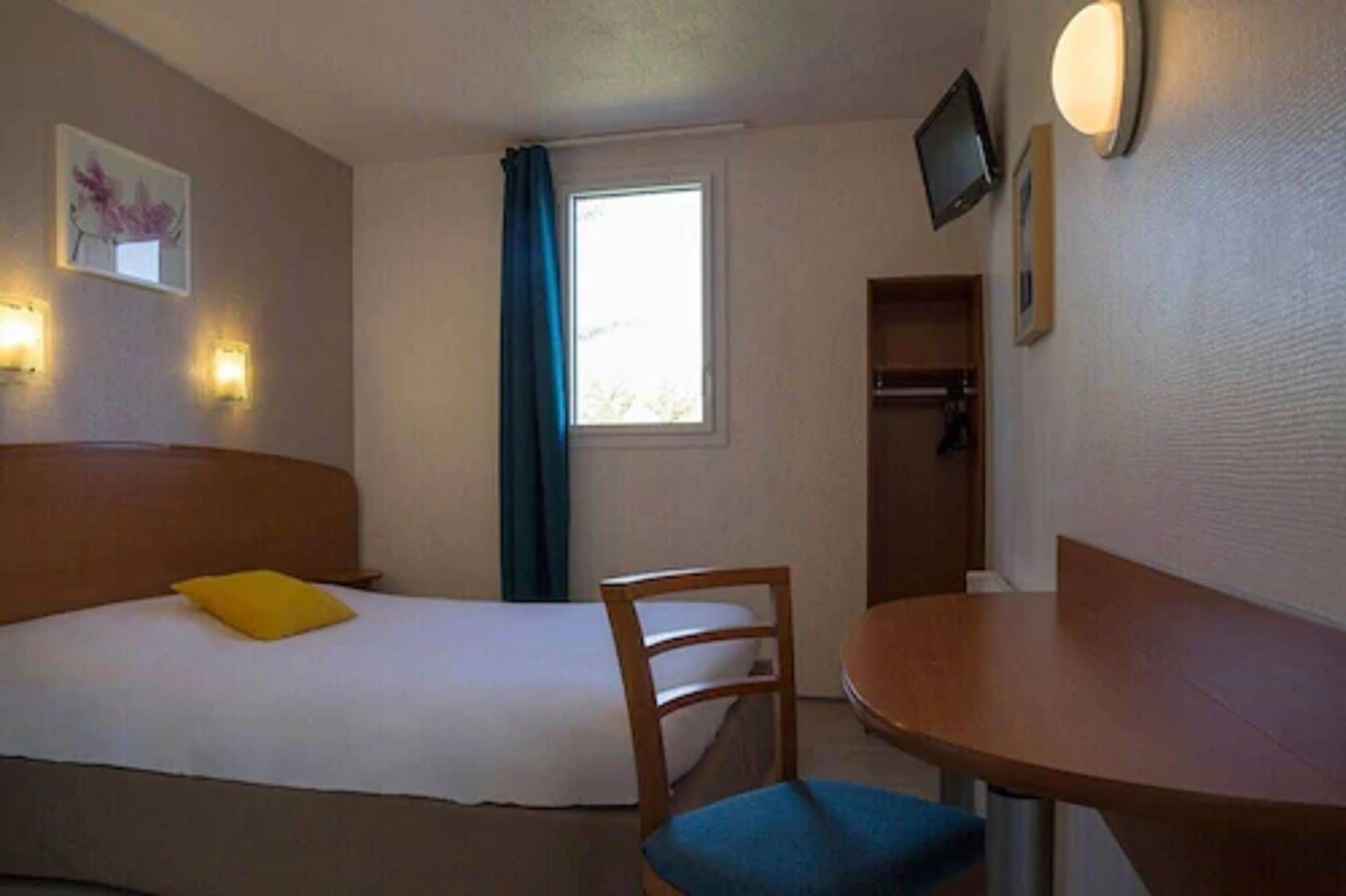 Bộ đồ giường cao cấp, bàn, màn/rèm cản sáng 