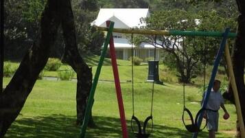 Tempat bermain anak - outdoor