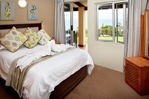 Ropa de cama de alta calidad y caja de seguridad en la habitación 