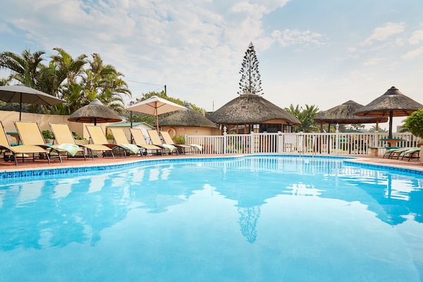 Piscina externa, espreguiçadeiras