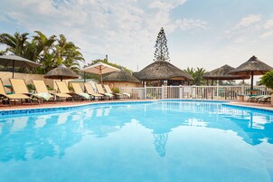 室外游泳池，日光浴躺椅