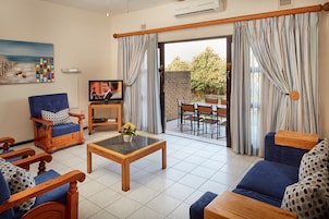 Apartment, 3 Bedrooms, Non Smoking | Living room | Flat-screen TV