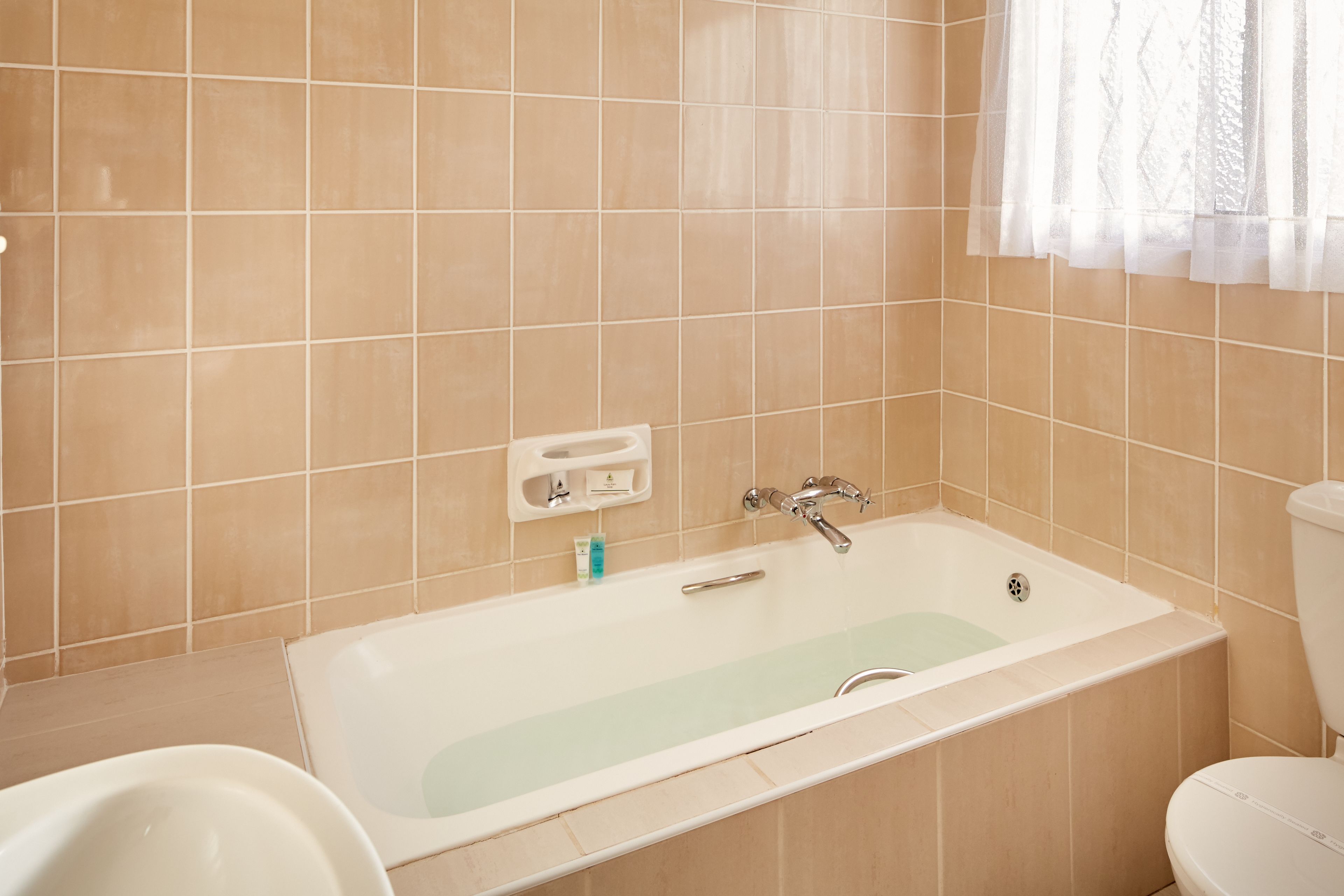 Une salle de bain avec une baignoire, des toilettes et un lavabo.