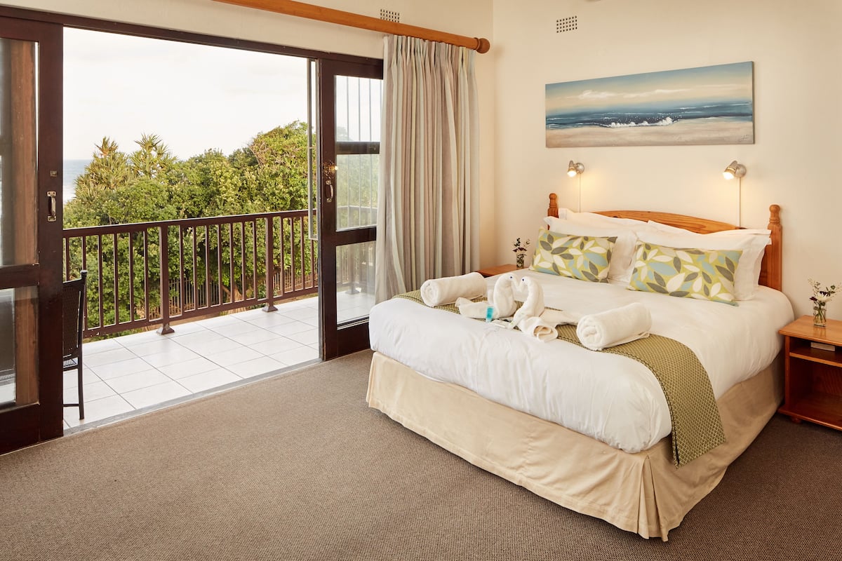 2 bedrooms, premium bedding, in-room safe, individually furnished