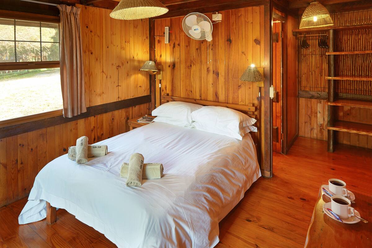 Chalet, 4 makuuhuonetta, tupakointi kielletty, patio | Kylpyhuone | Suihku, ilmaiset hygieniatuotteet, hiustenkuivaaja, pyyhkeet
