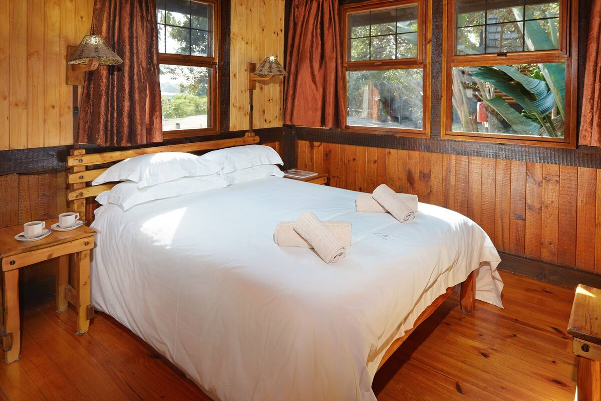 Chalet, 2 makuuhuonetta, tupakointi kielletty, patio | 1 makuuhuone, tallelokero huoneessa, työpöytä, silitysrauta/-lauta