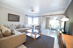 Lägenhet - 1 sovrum | Vardagsrum | 49-tums platt-tv med satellitkanaler, tv och dvd-spelare