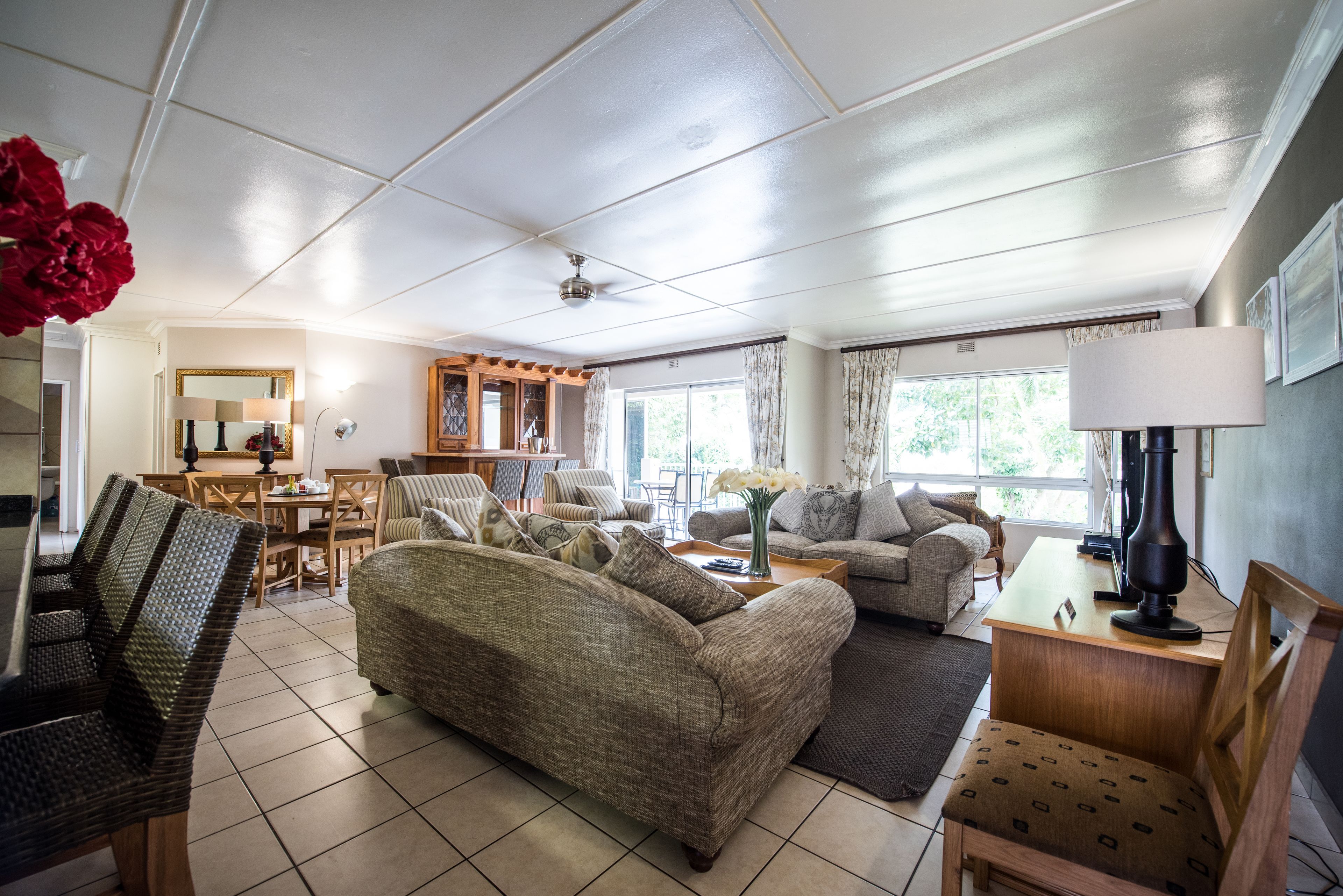 Apartment, 3 Schlafzimmer | Wohnzimmer | 49-Zoll-Flachbildfernseher mit Satellitenempfang, Fernseher, DVD-Player