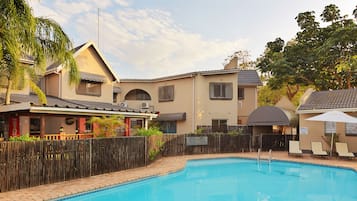 Außenpool, Sonnenschirme, Liegestühle