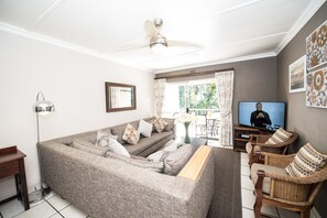 Lägenhet - 2 sovrum | Vardagsrum | 49-tums platt-tv med satellitkanaler, tv och dvd-spelare